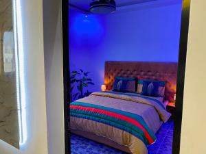 a bedroom with a bed with a blue wall at Votre parfait logement à Dakar in Dakar