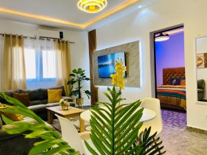 a living room with a couch and a table at Votre parfait logement à Dakar in Dakar