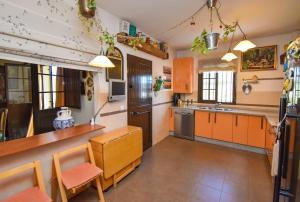 een grote keuken met oranje kasten en een aanrecht bij Vega’s Love in Málaga