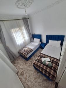 - 2 lits dans une petite chambre avec fenêtre dans l'établissement Agadir Tranquility : Cozy Pad, à Agadir