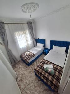 - 2 lits jumeaux dans une chambre avec fenêtre dans l'établissement Agadir Tranquility : Cozy Pad, à Agadir
