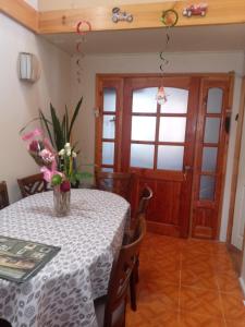 - une salle à manger avec une table et une porte dans l'établissement Habitación casa familia, à La Serena