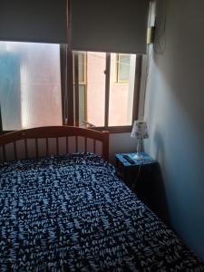 Postel nebo postele na pokoji v ubytování Habitación casa familia + 2 fotografie