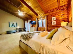 1 dormitorio con 1 cama grande en una cabaña de madera en Cozy cabin close to Virginia Tech and Radford University, en Radford