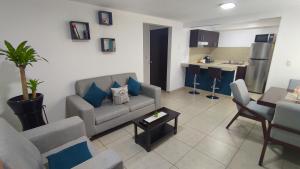 a living room with a couch and a table at Departamento completo Foro Sol y Aeropuerto a 15 minutos in Mexico City
