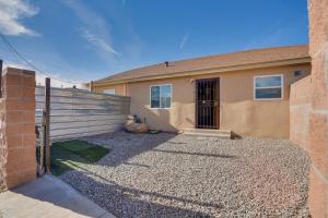 een huis met een hek ervoor bij Sunlit Albuquerque Retreat 3 Mi to Old Town! in Albuquerque