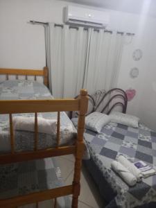 sypialnia z 2 łóżkami piętrowymi i oknem w obiekcie Pousada Estrela Azul w mieście São Gabriel