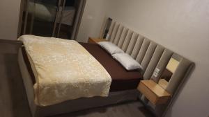 Aïn Harrouda的住宿－Appartement Calme avec Piscine Mohemmadia Zenata，一间卧室配有一张床,楼梯上设有镜子