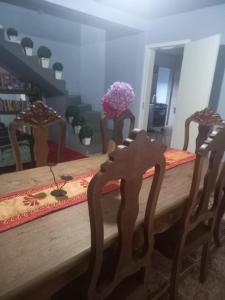 聖蓋博的住宿－Pousada Estrela Azul，一张木桌,上面有蛋糕
