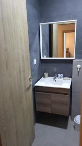 Aïn Harrouda的住宿－Appartement Calme avec Piscine Mohemmadia Zenata，一间带水槽和镜子的浴室
