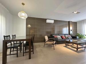 ein Wohnzimmer mit Tisch und Couch in der Unterkunft Casa Jimena in Avila