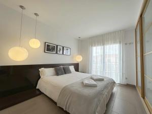 ein Schlafzimmer mit einem großen Bett mit zwei Handtüchern darauf in der Unterkunft Casa Jimena in Avila