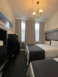 Postel nebo postele na pokoji v ubytování Plaza London Hotel