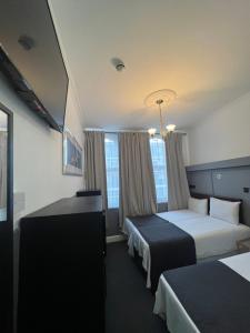 Postel nebo postele na pokoji v ubytování Plaza London Hotel