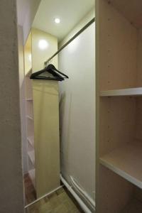 een inloopkast met een glazen deur in de badkamer bij Appartement avec ascenseur LA DÉFENSE in Courbevoie