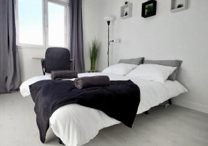 1 dormitorio con 2 camas y 1 silla en Éclat Méditerranéen - Netflix, en Cagnes-sur-Mer