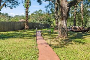 Um jardim em Hideout on the Hillsborough is a Gorgeous Renovated 3BR Pet Friendly Home on the Hillsborough River located in the North End of Seminole Heights