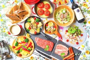 stół z talerzami jedzenia i chleba w obiekcie Kanonji City - Camp - Vacation STAY 42266v w mieście Kanonji