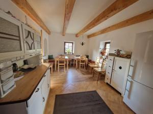 uma cozinha com um frigorífico e uma sala de jantar em Chalupa U potoka em Cervena Voda