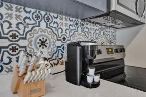 eine Kaffeemaschine auf der Theke in einer Küche in der Unterkunft Rustic Retreats Cozy 1BR For 4 Guests In The Heart Of Fort Lauderdale in Fort Lauderdale + 14 Fotos
