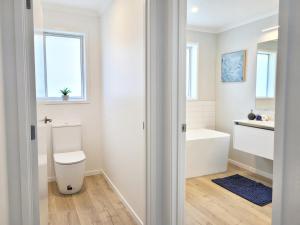 Bathroom sa Hosts on the Coast - Bright New Delight on Kupe