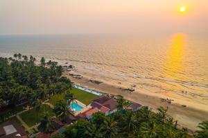 una vista aérea de la playa al atardecer en La Cabana Beach & Spa, By Ashvem Beach, en Mandrem