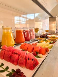 a buffet of fruits and vegetables on a table at Hotel Stelati in Jaguariúna