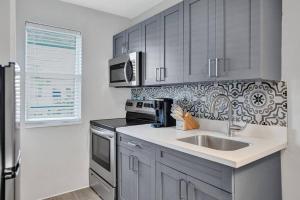 Dapur atau dapur kecil di Rustic Retreats Cozy 1BR for 2 guests minutes from Las Olas