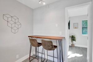 Gambar di galeri bagi Rustic Retreats Cozy 1BR for 2 guests minutes from Las Olas di Fort Lauderdale +12 gambar