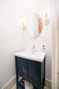 a bathroom with a sink and a mirror at Guesthouse Charleston SOUTH 82 B in Charleston