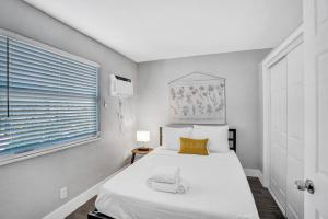 Rustic Retreats Modern 1BR for 2 guests in the heart of Fort Lauderdale 객실 침대