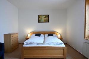 - une chambre avec un lit et 2 lampes dans l'établissement Hotel Eufória, à Nová Lesná