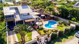 una vista aérea de una casa con piscina en Charmosa Casa Boa Vida Mariscal com piscina., en Bombinhas
