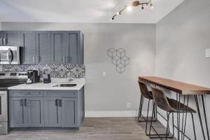 Rustic Retreats Modern 1BR for 4 guests in the heart of Fort Lauderdale 주방 또는 간이 주방