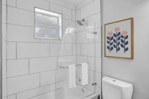 Rustic Retreats Beachy 1BR for 4 guests in the heart of Fort Lauderdale 욕실 사진 10개 이상