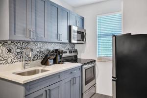 Rustic Retreats Beachy 1BR for 4 guests in the heart of Fort Lauderdale 주방 또는 간이 주방