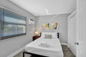 Rustic Retreats Modern 1BR for 4 guests in the heart of Fort Lauderdale 객실 침대