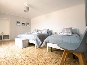 1 dormitorio con 2 camas y 1 silla en Casa vacanze San Matteo, en Scicli