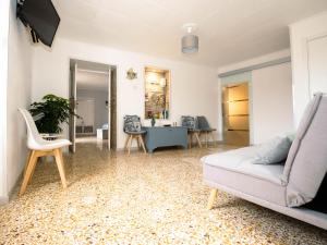 ein Wohnzimmer mit einem Sofa und einem Tisch in der Unterkunft Casa vacanze San Matteo in Scicli