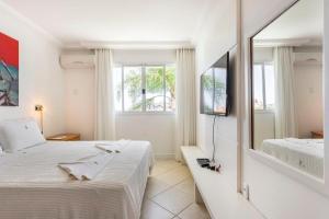 En eller flere senge i et værelse på Casa do Artista a 60m do mar, piscina, 4 quartos