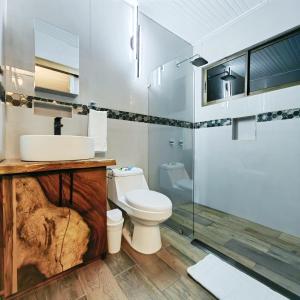 La salle de bains est pourvue de toilettes et d'un lavabo. dans l'établissement Hotel Contenedores Corporativos, à Platanal