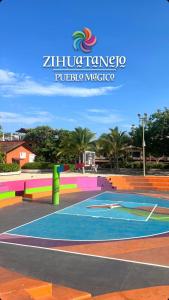um campo de basquetebol com um cartaz em cima em Hotel Familiar El Dorado em Zihuatanejo