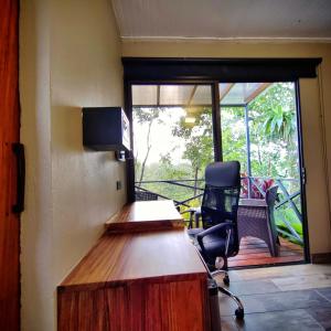 un bureau avec un bureau et une chaise sur un balcon dans l'établissement Hotel Contenedores Corporativos, à Platanal
