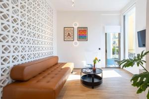 sala de estar con sofá marrón y mesa en Central Gem - Kalamata Exclusive Loft16, en Kalamata