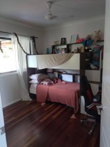 Uma ou mais camas em beliche num quarto em Atherton Tablelands - great views, acreage & pet friendly
