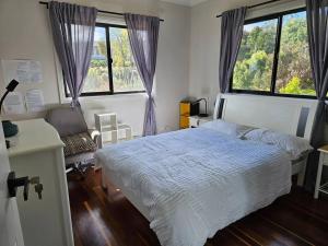 Uma cama ou camas num quarto em Atherton Tablelands - great views, acreage & pet friendly