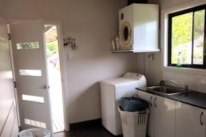 A cozinha ou kitchenette de Atherton Tablelands - great views, acreage & pet friendly