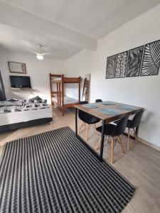 a room with a table and chairs and a bed at Casa da Manjuba in Angra dos Reis