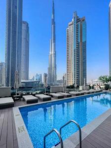 Burj Khalifa view - Modern 1BDR apartment في دبي: مسبح كبير على سطح مبنى