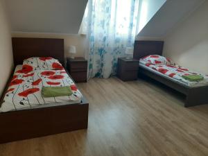 um quarto com 2 camas e uma janela com cortinas em Willa Kumat em Brańsk